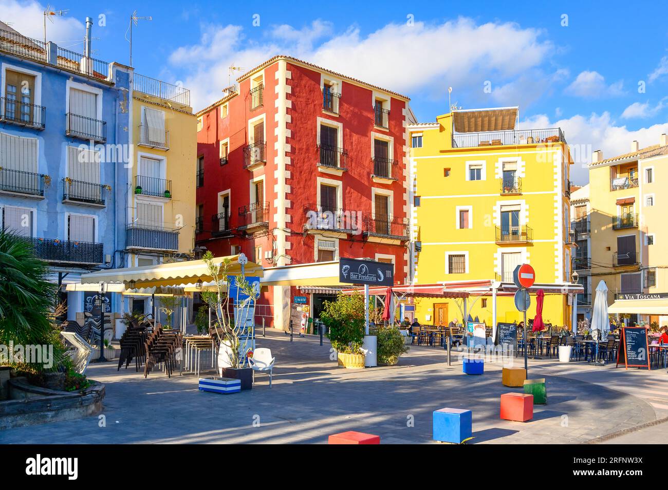 Villajoyosa, Spanien, Architektur und Gebäudefassaden im Hafenviertel. Die Häuser sind in Pastellfarben gestrichen. Die Gegend ist ein berühmter Tourist Stockfoto
