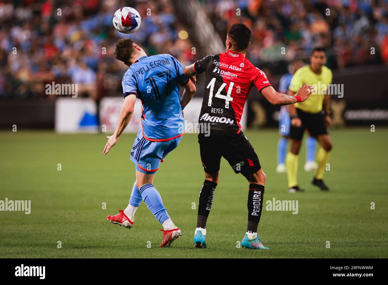 NYCFC-Stürmer Matias Pellegrini gewinnt beim Spiel MLS gegen Liga MX am Sonntag, 23. Juni 2023, im Citi Field in New York, NY, den Titelgewinn gegen den Atlas FC Defender Hugo Nervo (14). Atlas FC besiegte NYCFC mit 1:0. (Ariel Fox/ENTRAFT) Stockfoto