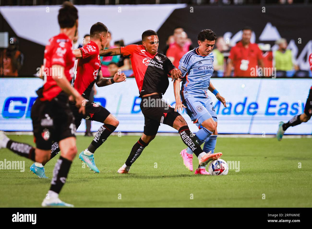 NYCFC Mid-Fielder Richard Ledezma (20) trifft auf Atlas FC Mid-Fielder Juan Zapata (20) während des Spiels MLS gegen Liga MX am Sonntag, 23. Juli 2023 im Citi Field in New York, NY. Atlas FC besiegte NYCFC mit 1:0. (Ariel Fox/Bild des Sports) Stockfoto