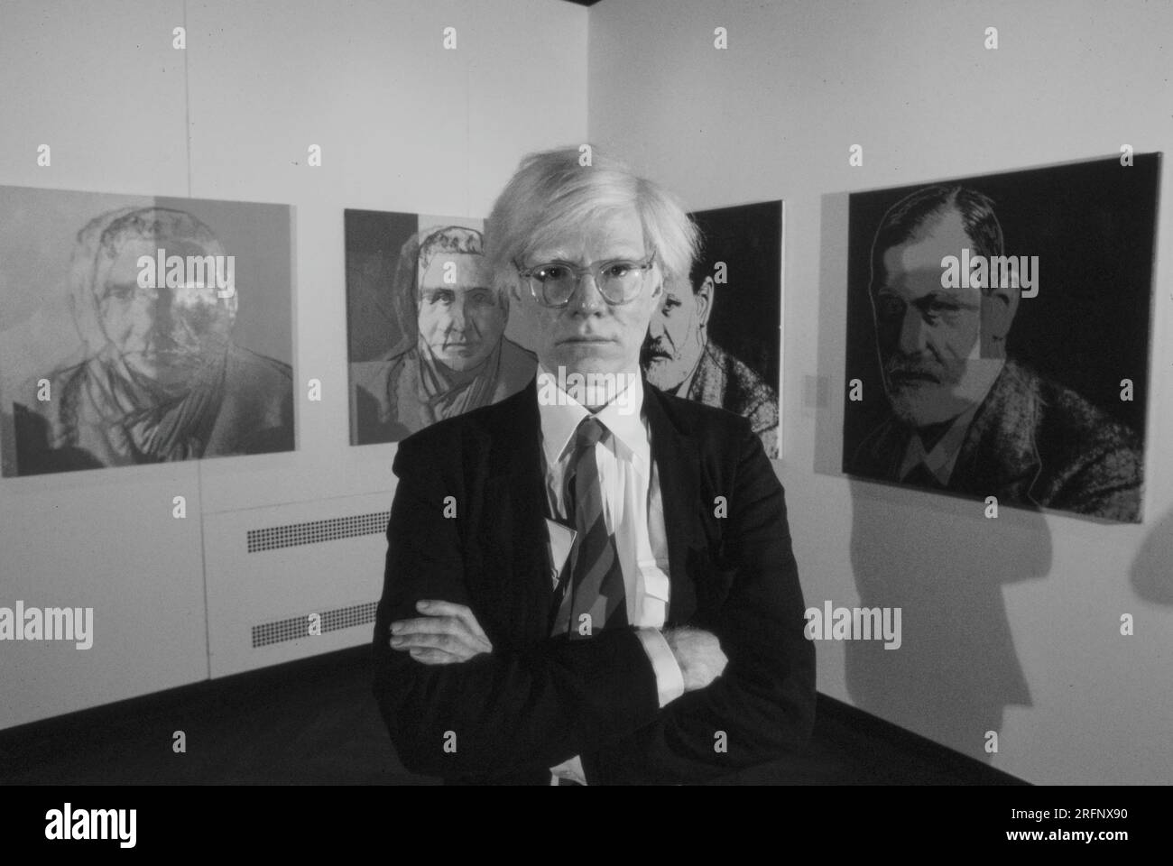 Andy Warhol in einer New Yorker Galerie mit seinen Kunstporträts 1975. Warhol war ein amerikanischer bildender Künstler, Filmregisseur, Produzent und führende Figur in der Pop-Art-Bewegung. Seine Werke untersuchen die Beziehung zwischen künstlerischem Ausdruck, Werbung und Prominentenkultur, die in den 1960er Jahren florierte, und umfassen eine Vielzahl von Medien, einschließlich Malerei, Siebdruck, Fotografie, Film, Und Skulptur. Zu seinen bekanntesten Werken gehören die Siebdruckgemälde Campbells Suppendosen und Marilyn Diptych. Foto von Bernard Gotfryd Stockfoto