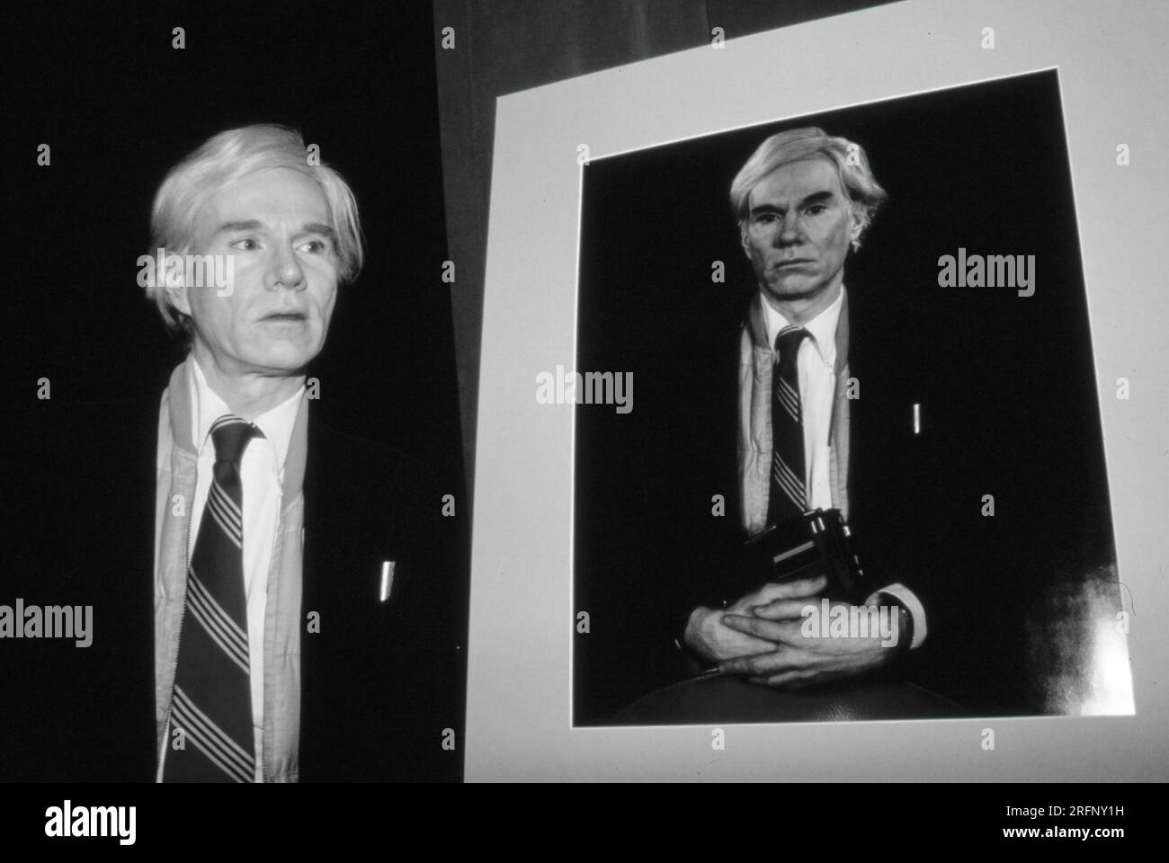Popkünstler Andy Warhol mit einem 20 x 24 großen Polaroid-Porträt von sich selbst. Foto von Bernard Gotfryd Stockfoto