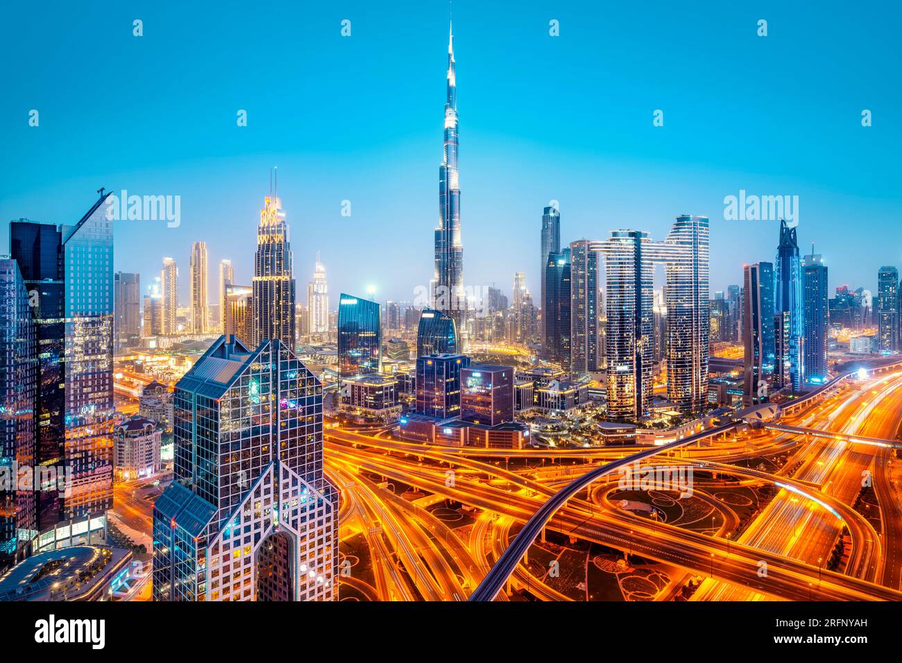 Die Skyline von dubai bei Nacht Stockfoto