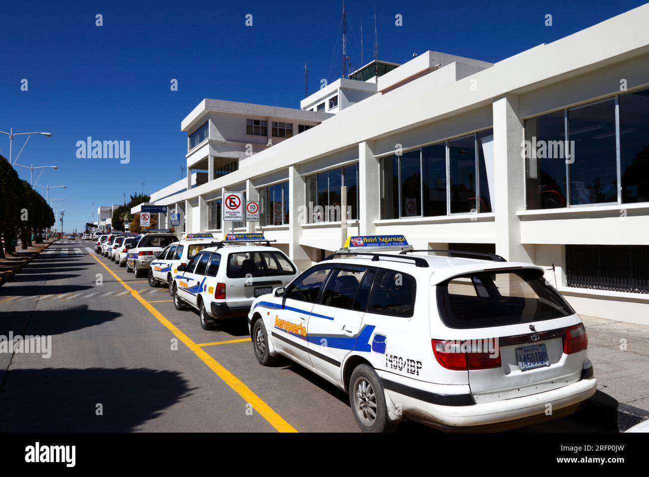 Offizielle Flughafentransfer Taxis parken vor dem Flughafen La Paz/El Alto (LPB, mit 4050m km der höchste internationale Flughafen der Welt), Bolivien Stockfoto
