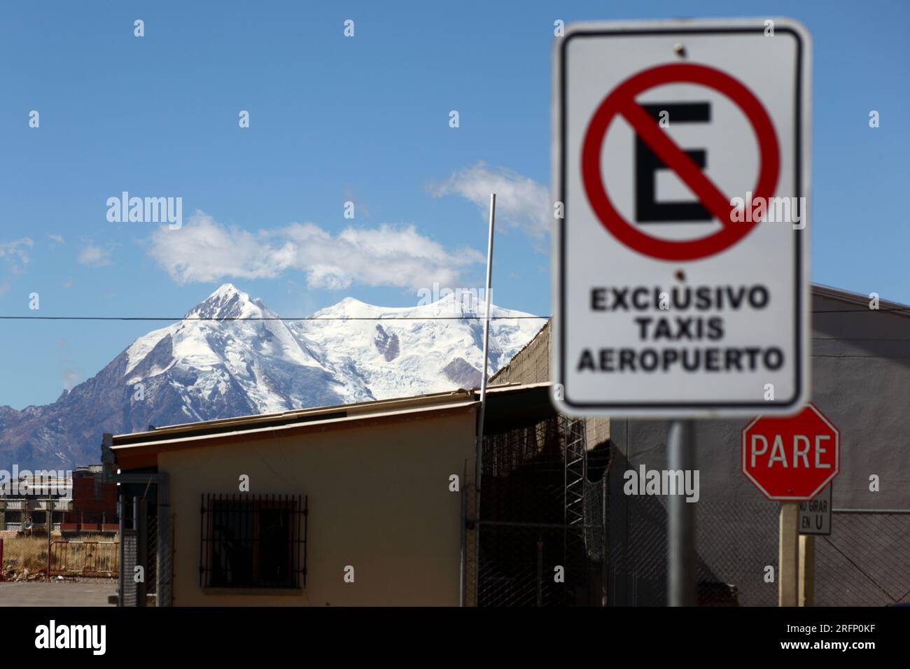 Kein Parkplatz, offizielle Flughafentaxis nur am LPB La Paz / El Alto Flughafen, hinter dem Berg Illimani, Fokus auf Berg, El Alto, Bolivien Stockfoto