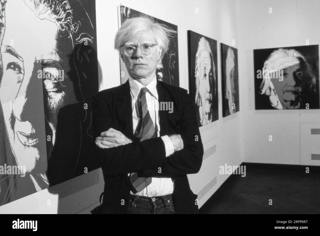 Andy Warhol in einer New Yorker Galerie mit seinen Kunstporträts 1975