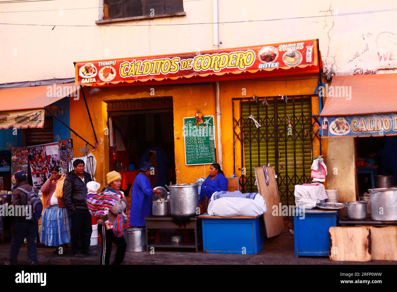 Aymara-Leute vor dem lokalen Restaurant, die Caldo de cordero / Lammsuppe und andere typisch bolivianische Gerichte verkaufen, La Ceja, El Alto, Bolivien Stockfoto