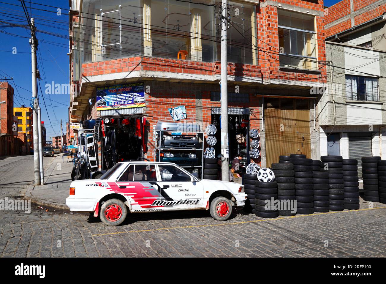 Weißes Auto, Ersatzteilgeschäft im Freien, das Reifen, Räder und anderes Fahrzeugzubehör verkauft, El Alto, Bolivien Stockfoto