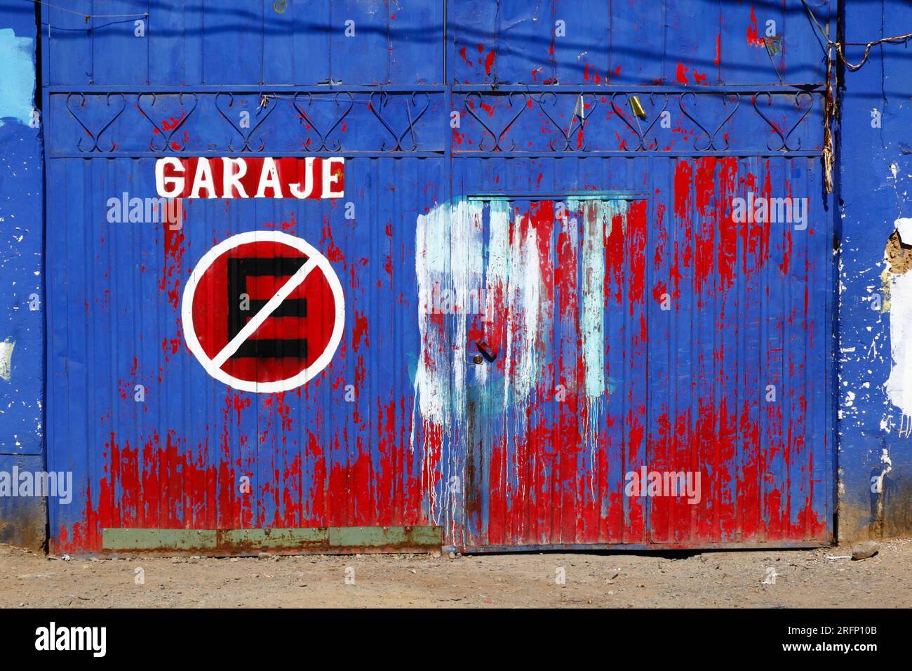 Kein Parksymbol auf blau und rot lackierten Garagentüren, El Alto, Bolivien Stockfoto