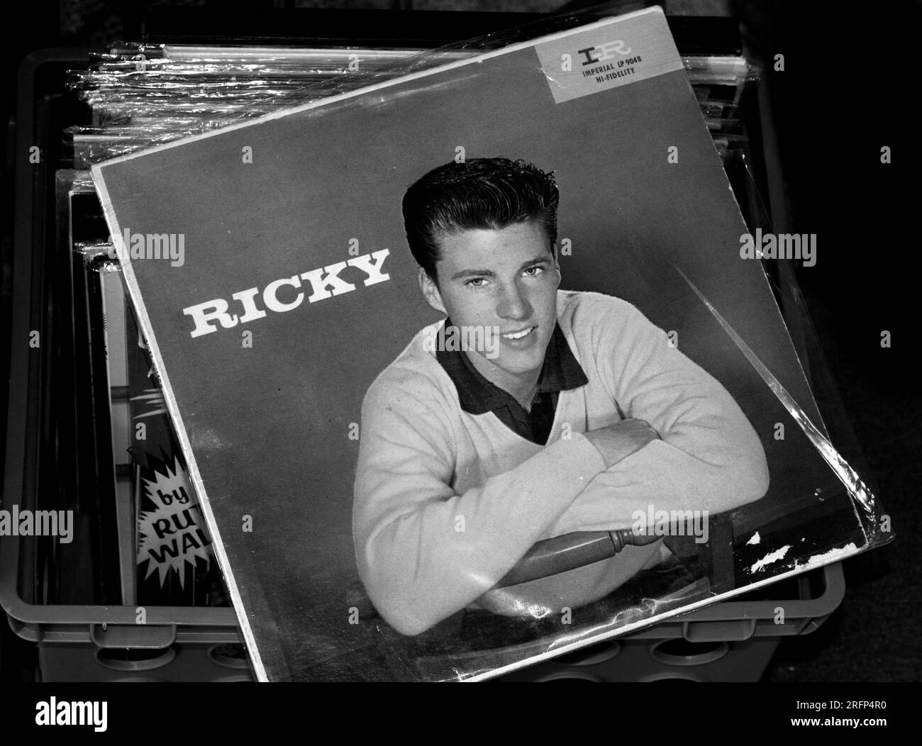Eine Kopie des Albums „Ricky“ aus dem Jahr 1957, dem Debütalbum des Pop- und Rock- und Roll-Sängers Ricky Nelson, zum Verkauf in einem Antiquitätenladen. Stockfoto
