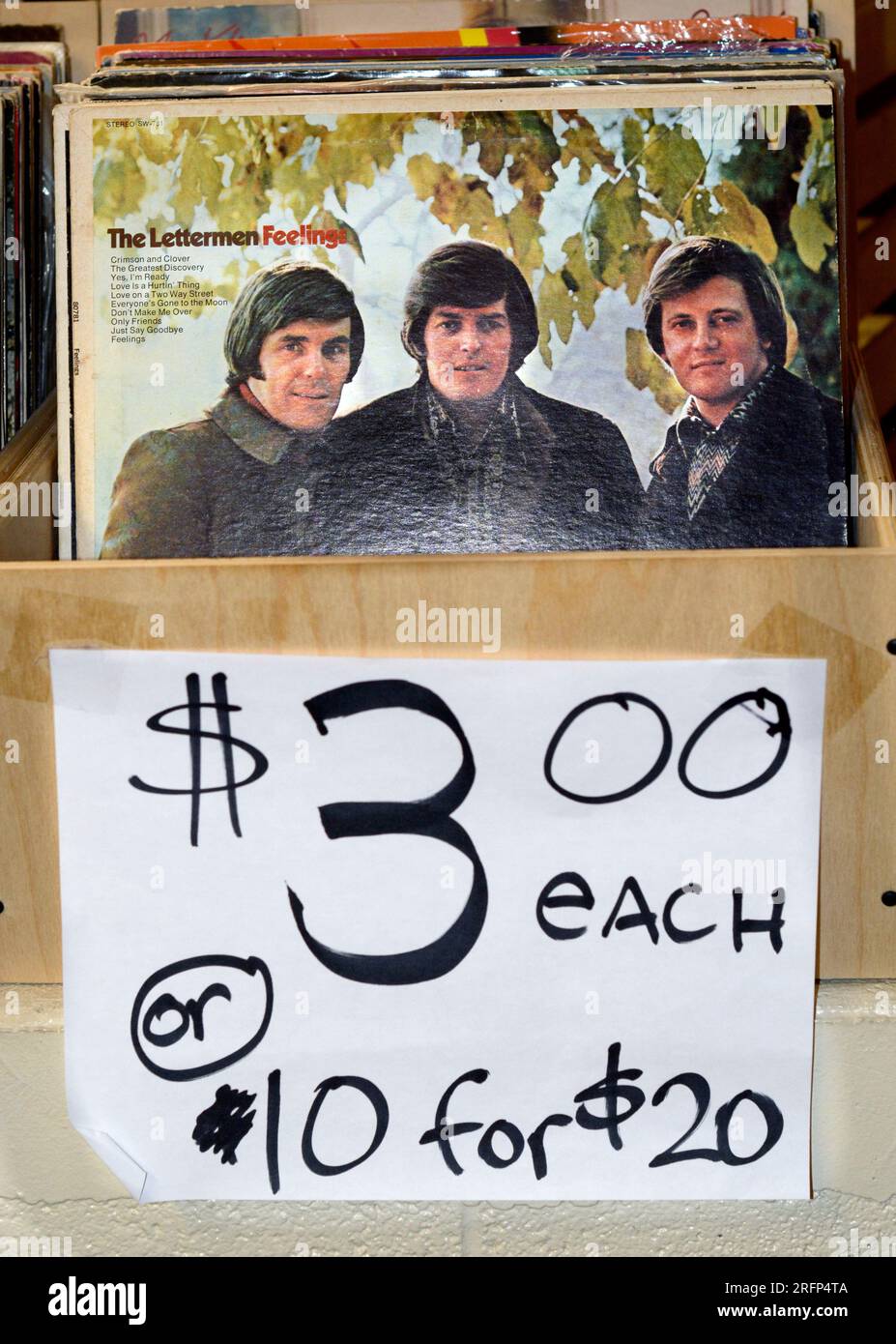 Ein Album der Lettermen mit dem Titel „Feeds“ aus dem Jahr 1971 zum Verkauf in einem Antiquitätengeschäft in Abingdon, Virginia. Stockfoto
