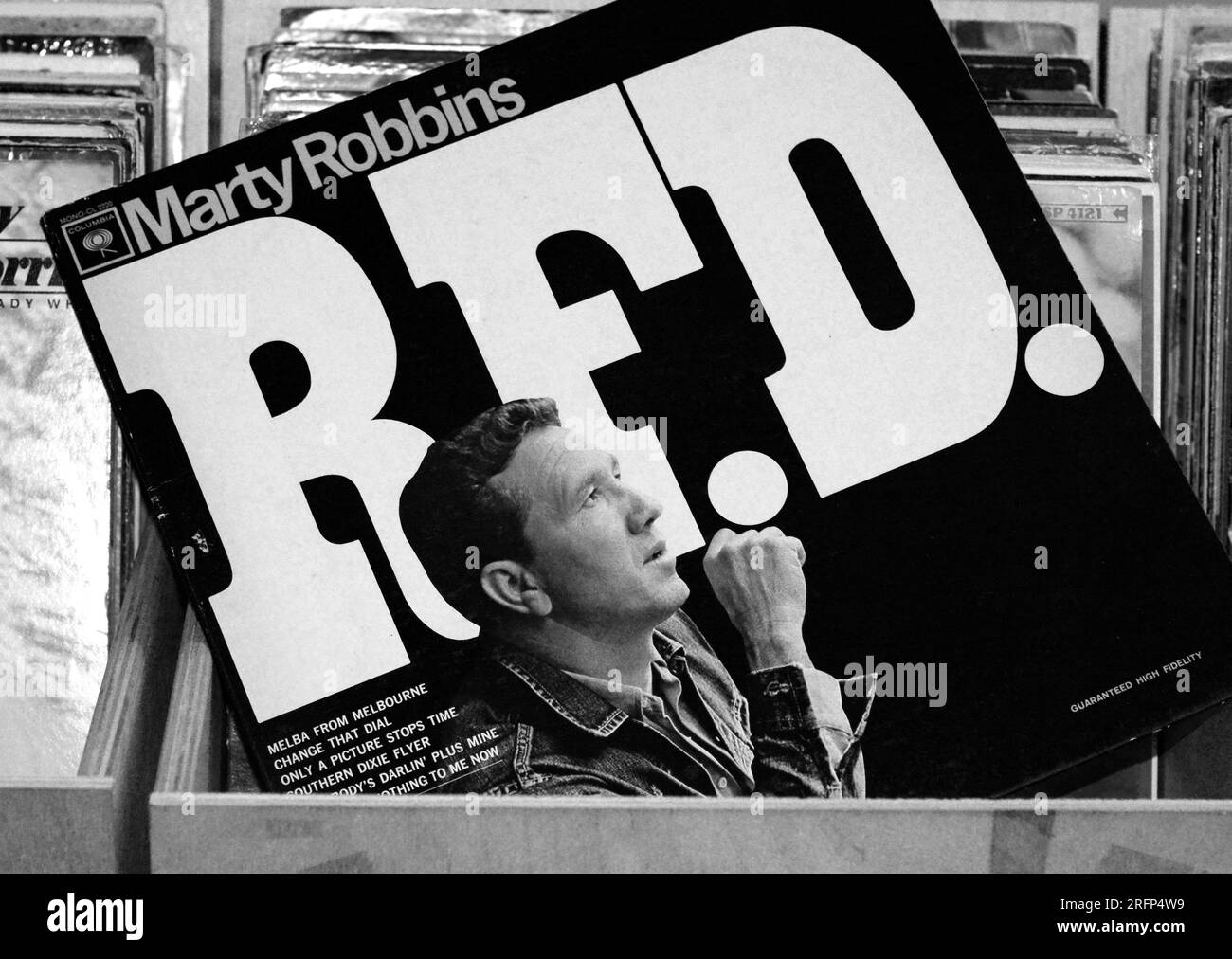 Eine Kopie des Albums „R.F.D.“ von Countrymusik und Popmusik-Sänger Marty Robbins aus dem Jahr 1964 zum Verkauf in einem Antiquitätenladen. Stockfoto