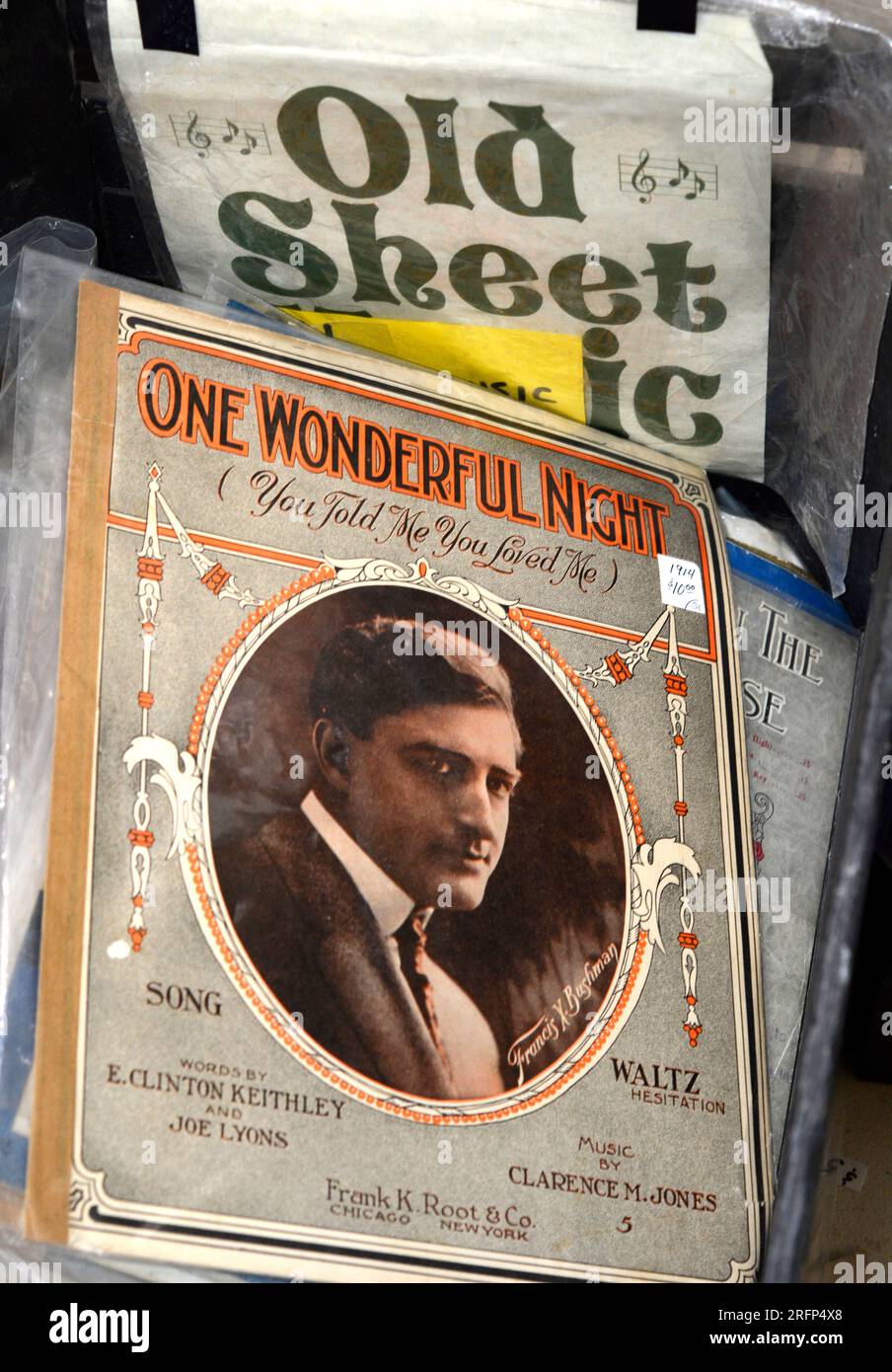Notenblätter für das Lied „One Wonderful Night (You said me you love me)“ wurden 1914 gedruckt und zum Verkauf in einem Antiquitätenladen veröffentlicht. Stockfoto