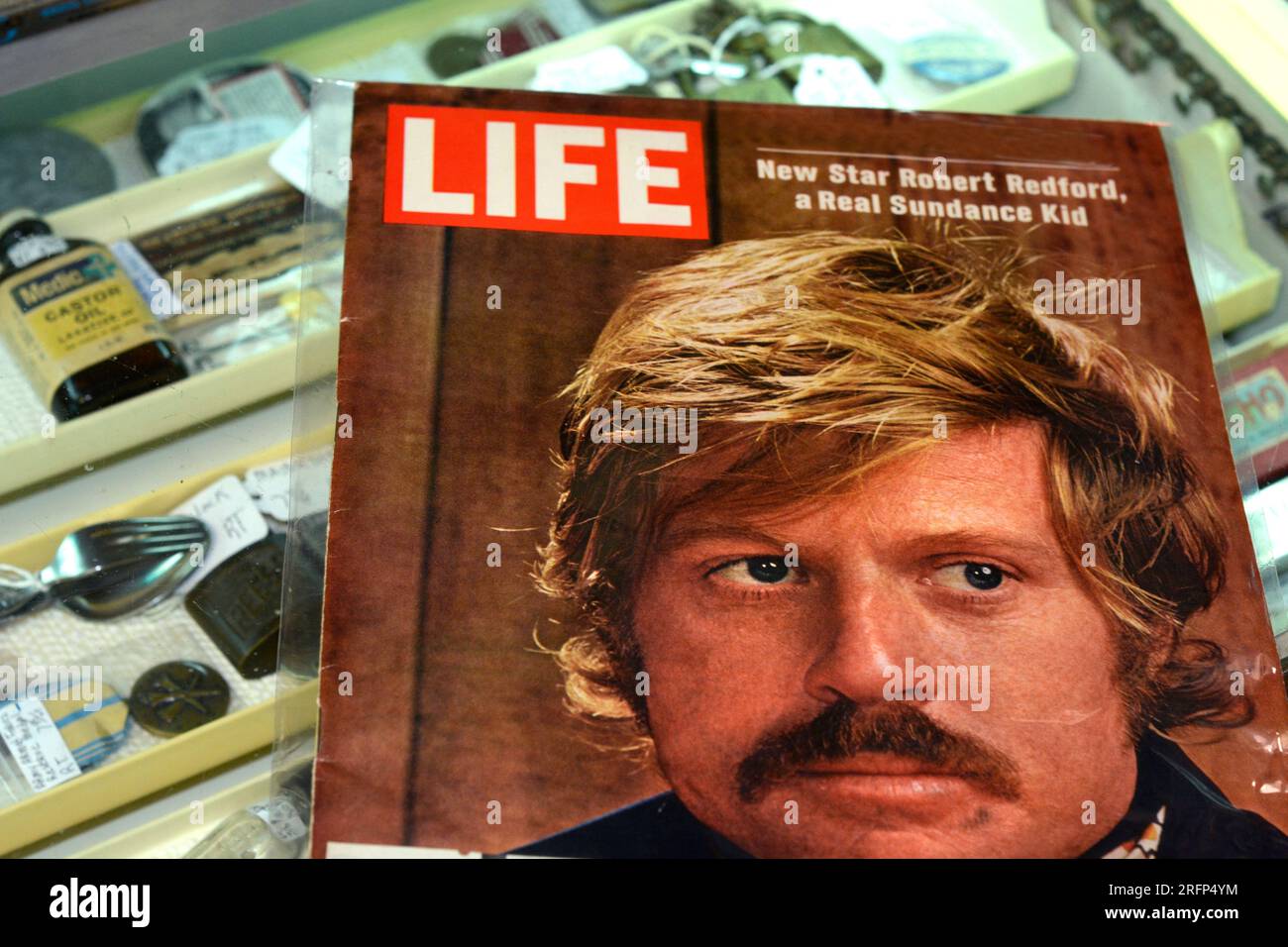Eine Ausgabe des Magazins Life vom 6. Februar 1970 mit einer Titelgeschichte über den Filmschauspieler Robert Redford, zum Verkauf in einem Antiquitätenladen. Stockfoto