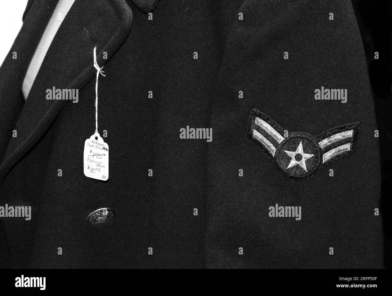 Eine alte US-Air Force hat eine Männerjacke zum Verkauf in einem Antimyshop in Abingdon, Virginia, angemeldet. Stockfoto