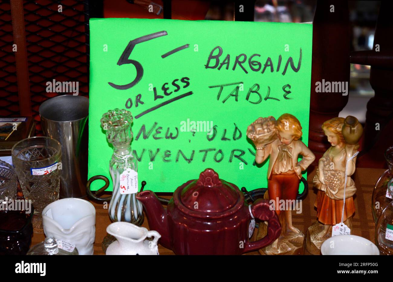 Eine Auswahl an preiswerten Artikeln, die in einem Antiquitätenladen in Abingdon, Virginia, verkauft werden. Stockfoto