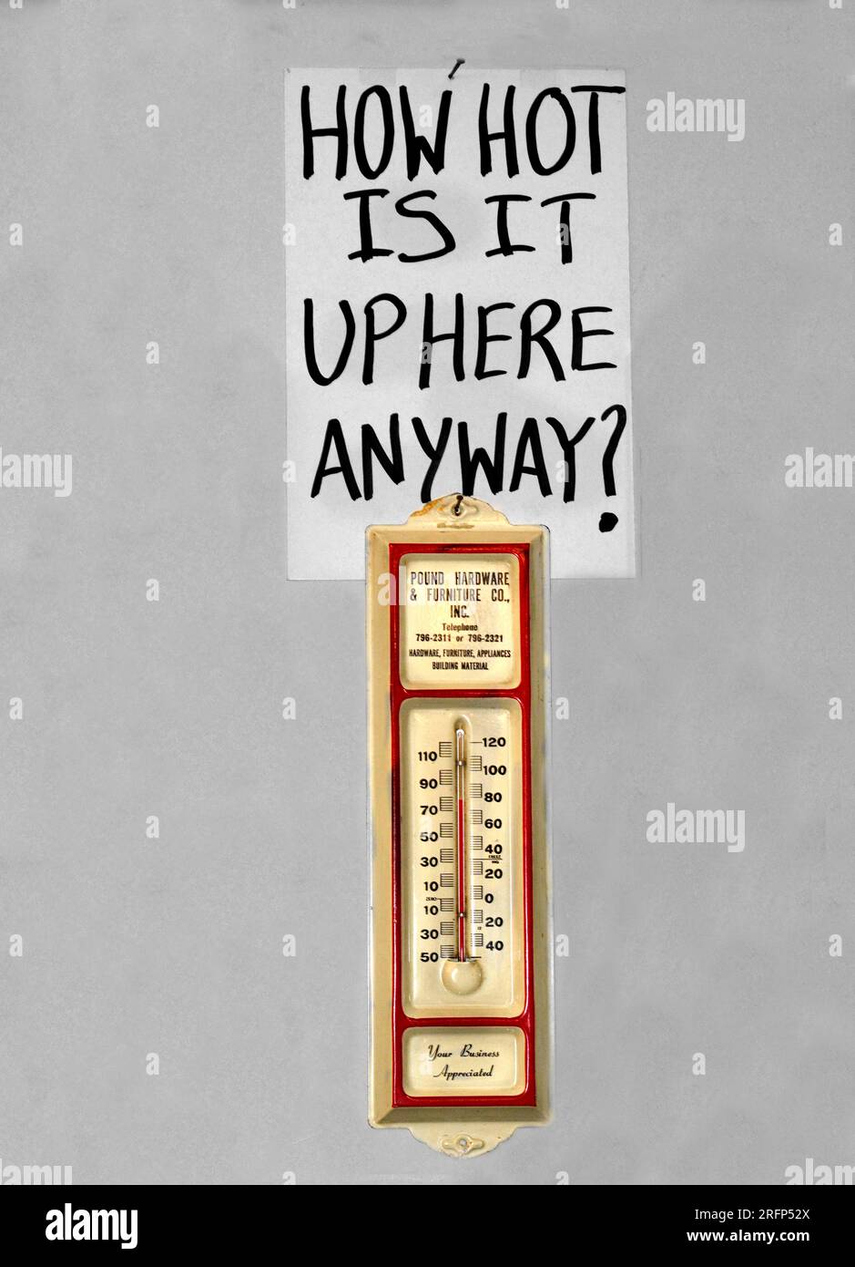 Ein Thermometer an einer Wand im nicht klimatisierten Obergeschoss eines Antiquitätengeschäfts in Abingdon, Virginia. Stockfoto