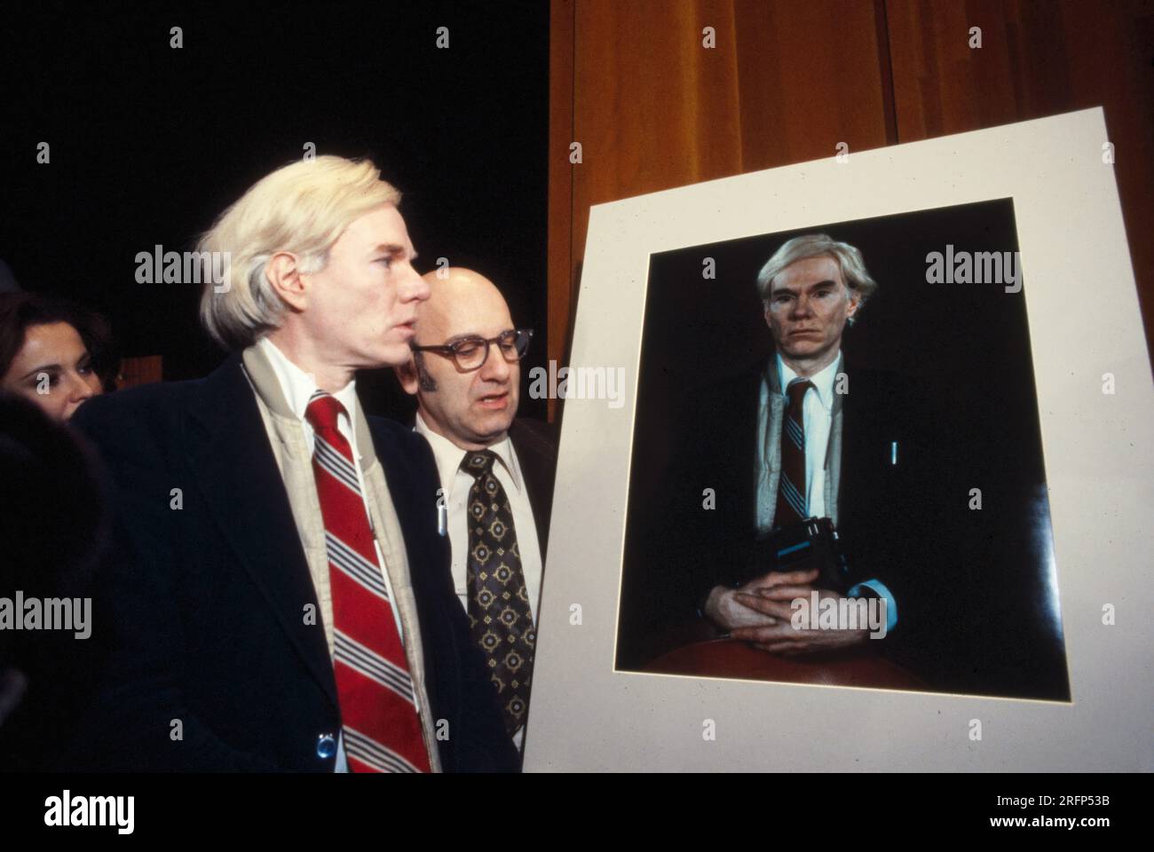 Popkünstler Andy Warhol mit einem 20 x 24 großen Polaroid-Porträt von sich selbst. Foto von Bernard Gotfryd Stockfoto