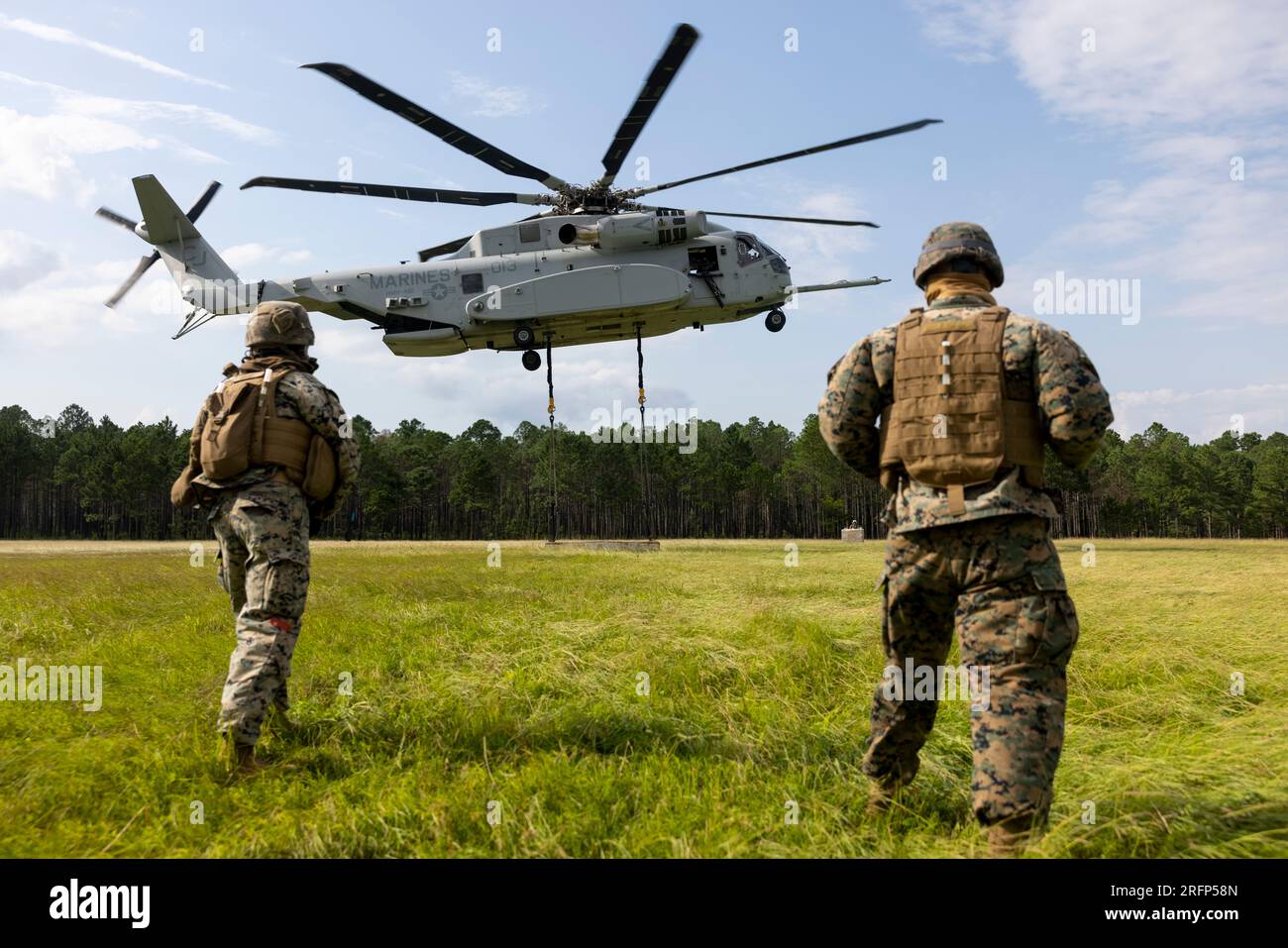 USA Marines mit Combat Logistics Battalion 24 (CLB-24), Combat Logistics Regiment 2, 2. Marine Logistics Group und Marines mit Marine Heavy Helicopter Training Squadron 302 führen während ihrer Marine Corps Combat Readiness Evaluation (MCCRE) in Camp Lejeune, North Carolina, 1. August 2023 Helikopter-Unterstützungsteams durch. Der MCCRE des CLB-24 ist die abschließende Bewertung des Bataillons, mit der die Kampfbereitschaft durch die Kompetenz bei wesentlichen Aufgaben der Kernmission nachgewiesen werden soll, bevor mit der Änderung der operativen Kontrolle der 24. Marineexpeditionstruppe begonnen wird. (USA Marinekorps Foto von Lance CPL. Jessic Stockfoto