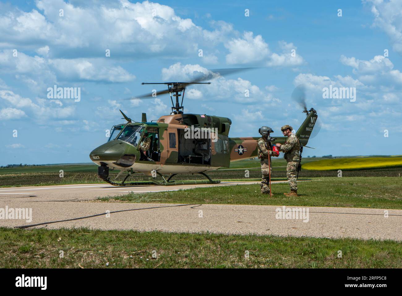 EIN US-AMERIKANISCHER Air Force UH-1N Iroquois, der 54. Helikopter-Staffel zugewiesen, landet am 26. Juni 2023 in der Oscar Missile Alert Facility, um einen Snack vom Sicherheitspersonal zu holen, während er auf Passagiere in North Dakota wartet. Die UH-1N erhielt ihren Spitznamen „Huey“ nach dem phonetischen Klang ihrer ursprünglichen Bezeichnung HU-1. (USA Air Force Foto von Airman 1. Class Alexander Nottingham) Stockfoto