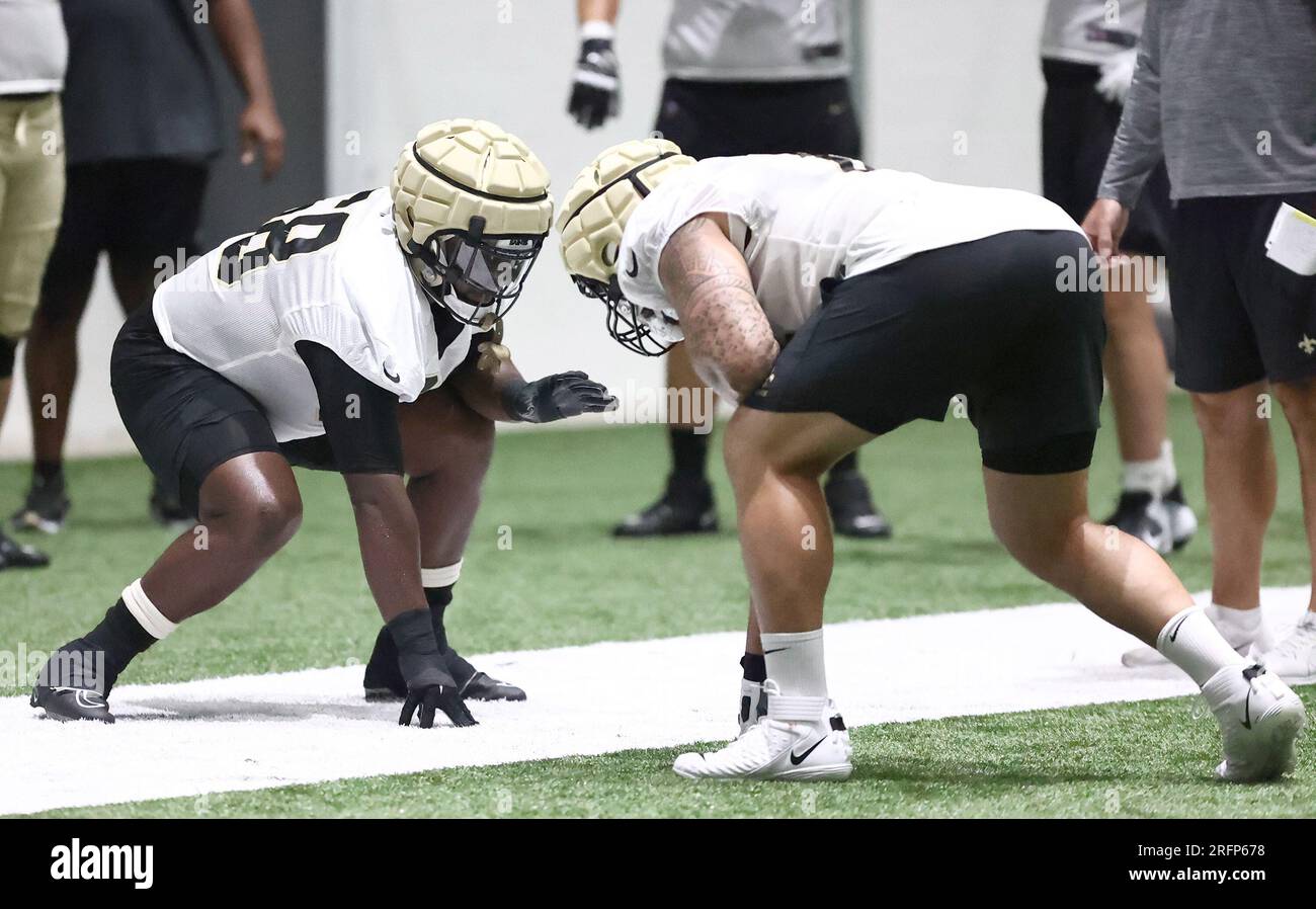 Metairie, USA. 04. Aug. 2023. Angreifende Lineemänner Mark Evans II und Erik McCoy (78) treffen sich während des Trainingscamps der New Orleans Saints im Ochsner Sports Performance Center Indoor Facility in Metairie, Louisiana, am Freitag, den 4. August 2023. (Foto: Peter G. Forest/Sipa USA) Kredit: SIPA USA/Alamy Live News Stockfoto