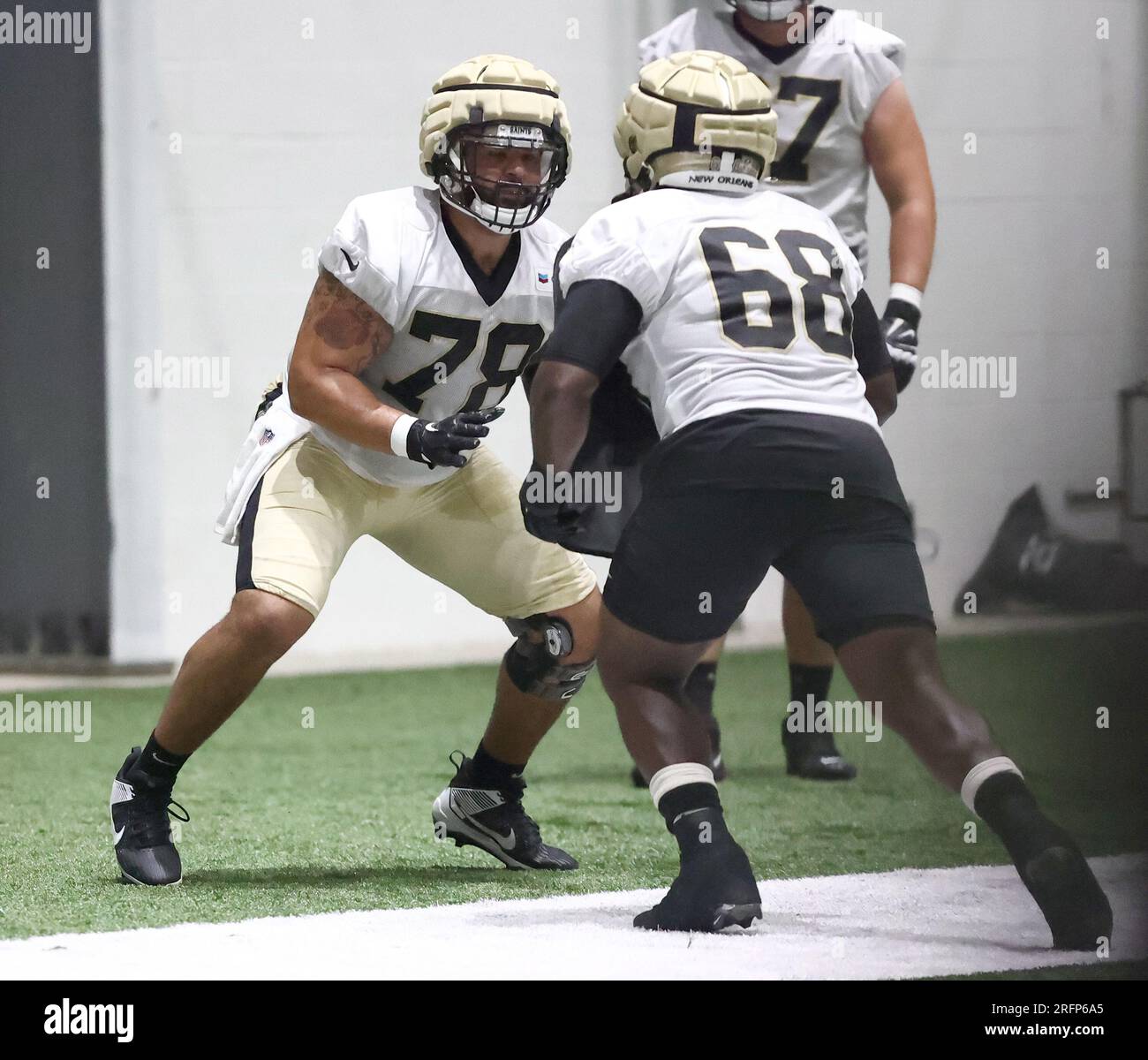 Metairie, USA. 04. Aug. 2023. Angriffswärter Erik McCoy (78) und Lineman Mark Evans II (68) nehmen beide am Freitag, den 4. August 2023, im Trainingslager der New Orleans Saints im Ochsner Sports Performance Center Indoor Facility in Metairie, Louisiana, an einer Übung Teil. (Foto: Peter G. Forest/Sipa USA) Kredit: SIPA USA/Alamy Live News Stockfoto