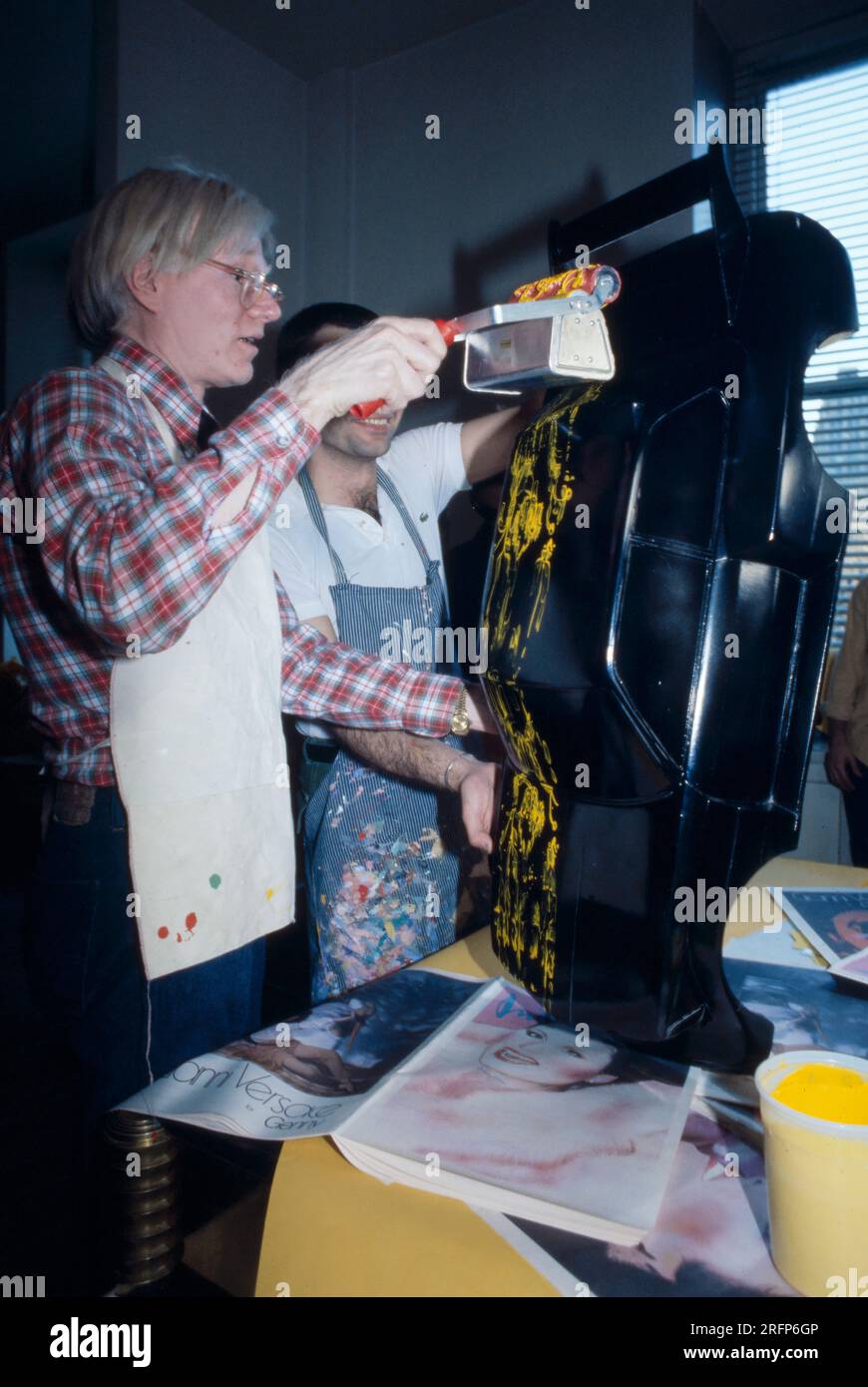 Andy Warhol malt ein Modellauto in einer Aufführung in New York im Jahr