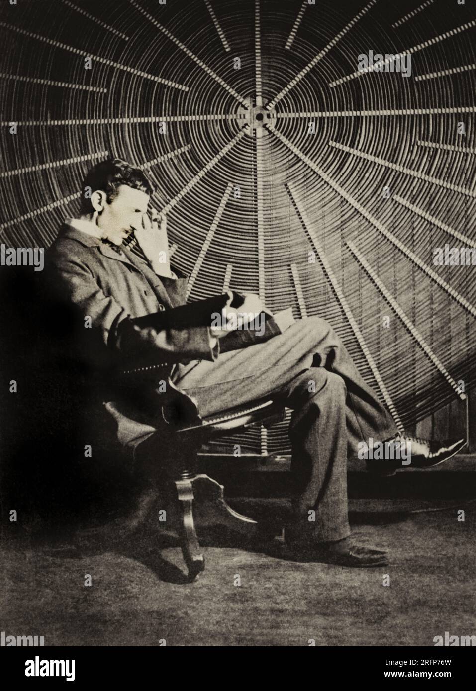 Nikola Tesla sitzt neben dem Generator Stockfoto