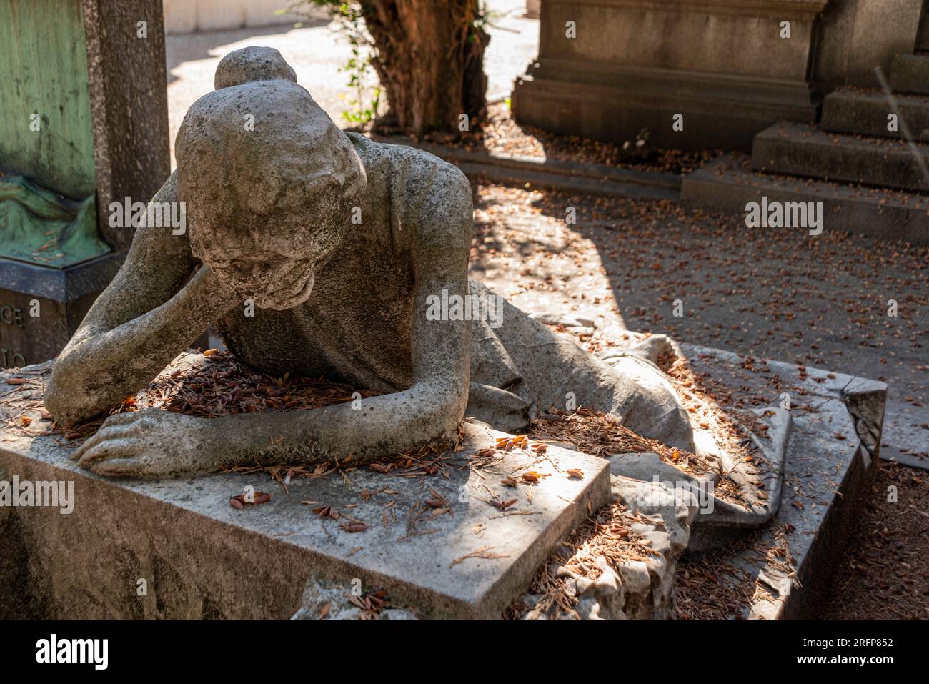 Friedhofsstatue der Trauernden Frau auf Grabstein Stockfoto