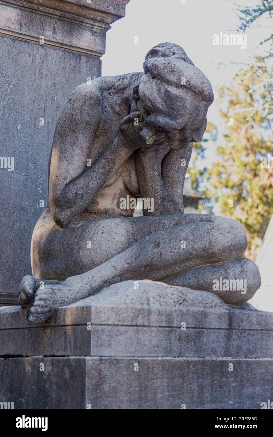 Trauernde Statue des Mailänder Friedhofs Stockfoto