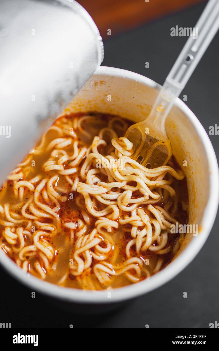 tasse Nudeln heiß und scharfes Instantessen Stockfoto