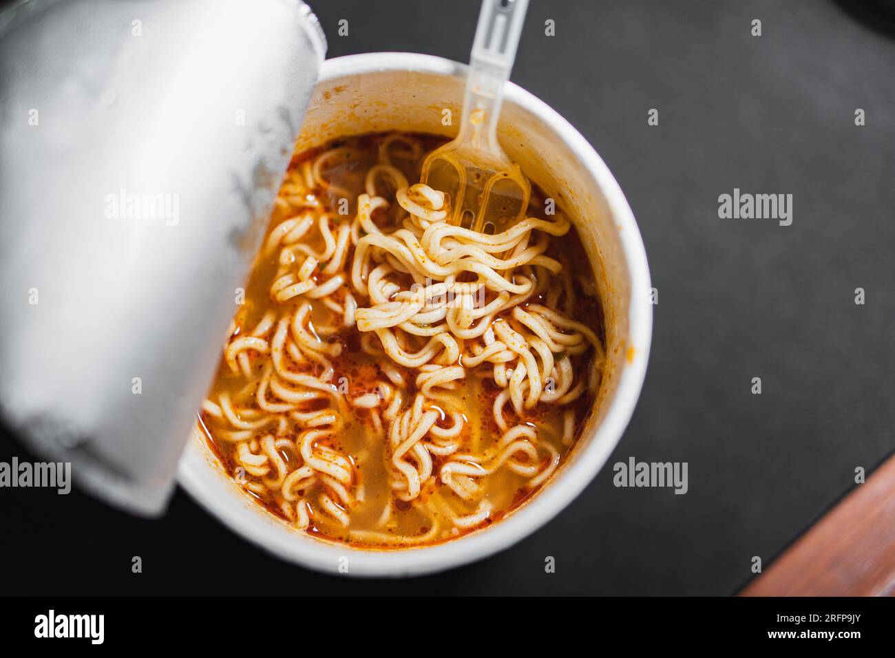 tasse Nudeln heiß und scharfes Instantessen Stockfoto