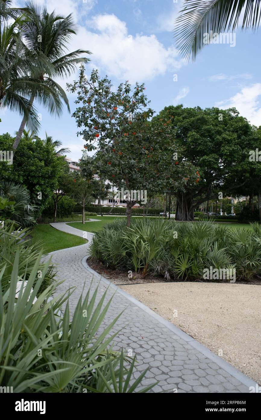 Ein kurvenreicher Pfad in Palm Beach, Florida. Stockfoto