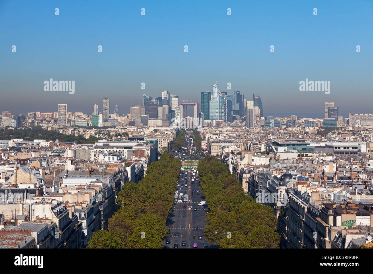 Paris, Frankreich - September 07 2016: Blick auf die Avenue de la Grande Armée mit dem Finanzviertel La Défense im Hintergrund. Stockfoto
