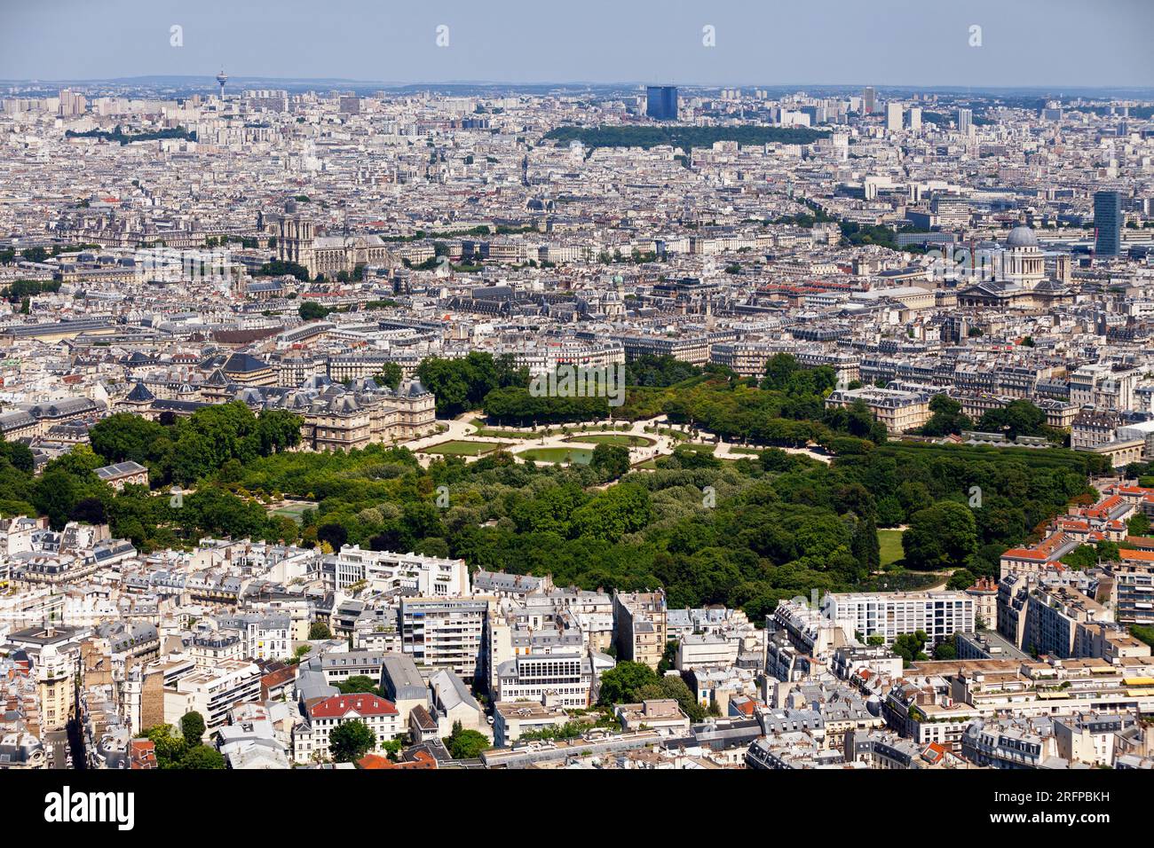 Paris von der Tour Montparnasse mit Jardin du Luxembourg, Notre Dame, Panthéon, Paris-Sorbonne-Universität, Tour Zamansky (Pierre und Stockfoto