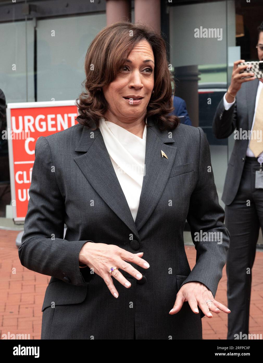 Washington, Usa. 04. Aug. 2023. US-Vizepräsident Kamala Harris spricht am Freitag, den 4. August 2023, vor dem Pressepool von Rewild, einem Einzelhandelsunternehmen im Stadtteil Capitol Hill in Südost-Washington, DC. Foto: Ron Sachs/UPI Credit: UPI/Alamy Live News Stockfoto