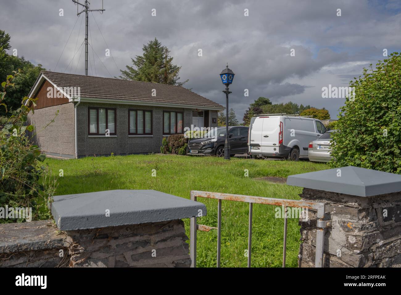 Mullingar County Westmeath, Irland, 11. Juli 2023. Frontalansicht Multyfarnham Garda Station Stockfoto