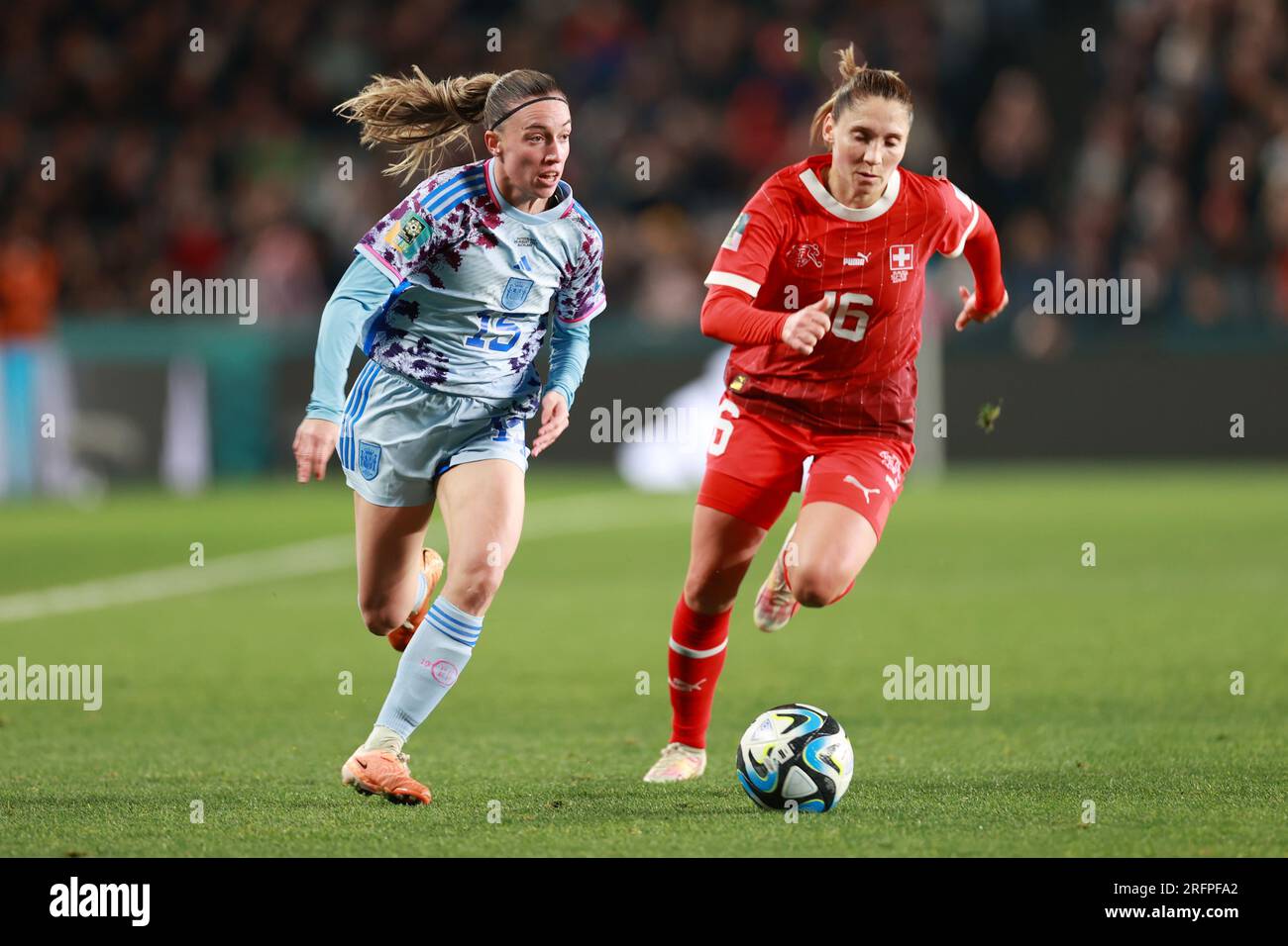 Auckland, Neuseeland. 05. Aug. 2023. Eva Navarro aus Spanien und Sandrine Mauron aus der Schweiz treten am Samstag, den 5. August 2023 2023, bei der FIFA Women's World Cup 16 zwischen der Schweiz und Spanien um den Ball im Eden Park in Auckland, Neuseeland, an. (AAP Image/Shane Wenzlick) KEINE ARCHIVIERUNG, NUR REDAKTIONELLE VERWENDUNG. Kredit: Australian Associated Press/Alamy Live News Stockfoto