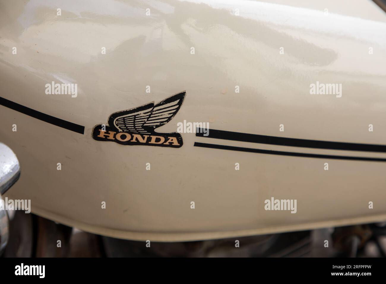 Bordeaux , Frankreich - 08 01 2023 : honda Wing Antike Sammler Logo und Textzeichen auf Motorrad Kraftstoff Retro Tank Benzin Stockfoto