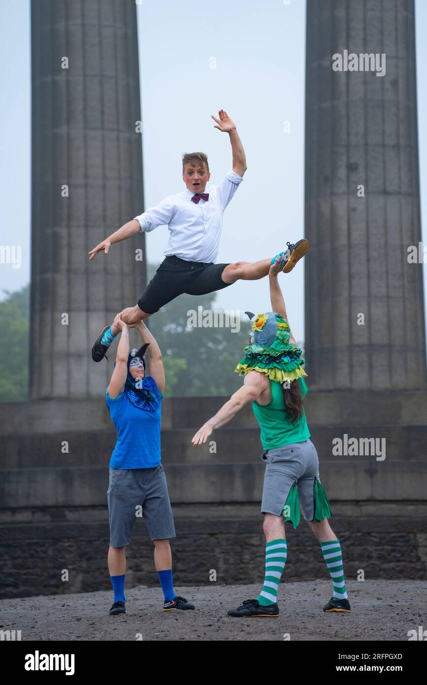 Edinburgh, Schottland, Großbritannien. 1. August 2023. Die Zirkusgruppe Brainfools tritt auf Calton Hill auf, bevor die Fringe-Debüt-Show Lucky Pigeons beginnt. Sie zeigen uns Stockfoto