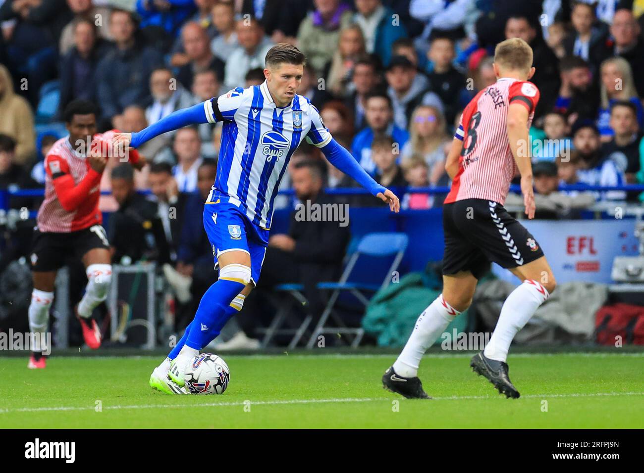 Sheffield, Großbritannien. 04. Aug. 2023. Sheffield Wednesday Mittelfeldspieler Josh Windas (11) Southampton Mittelfeldspieler James ward-Prowse (8) während des Spiels Sheffield Wednesday FC vs Southampton FC EFL Championship im Hillsborough Stadium, Sheffield, Großbritannien am 4. August 2023 Credit: Every Second Media/Alamy Live News Stockfoto