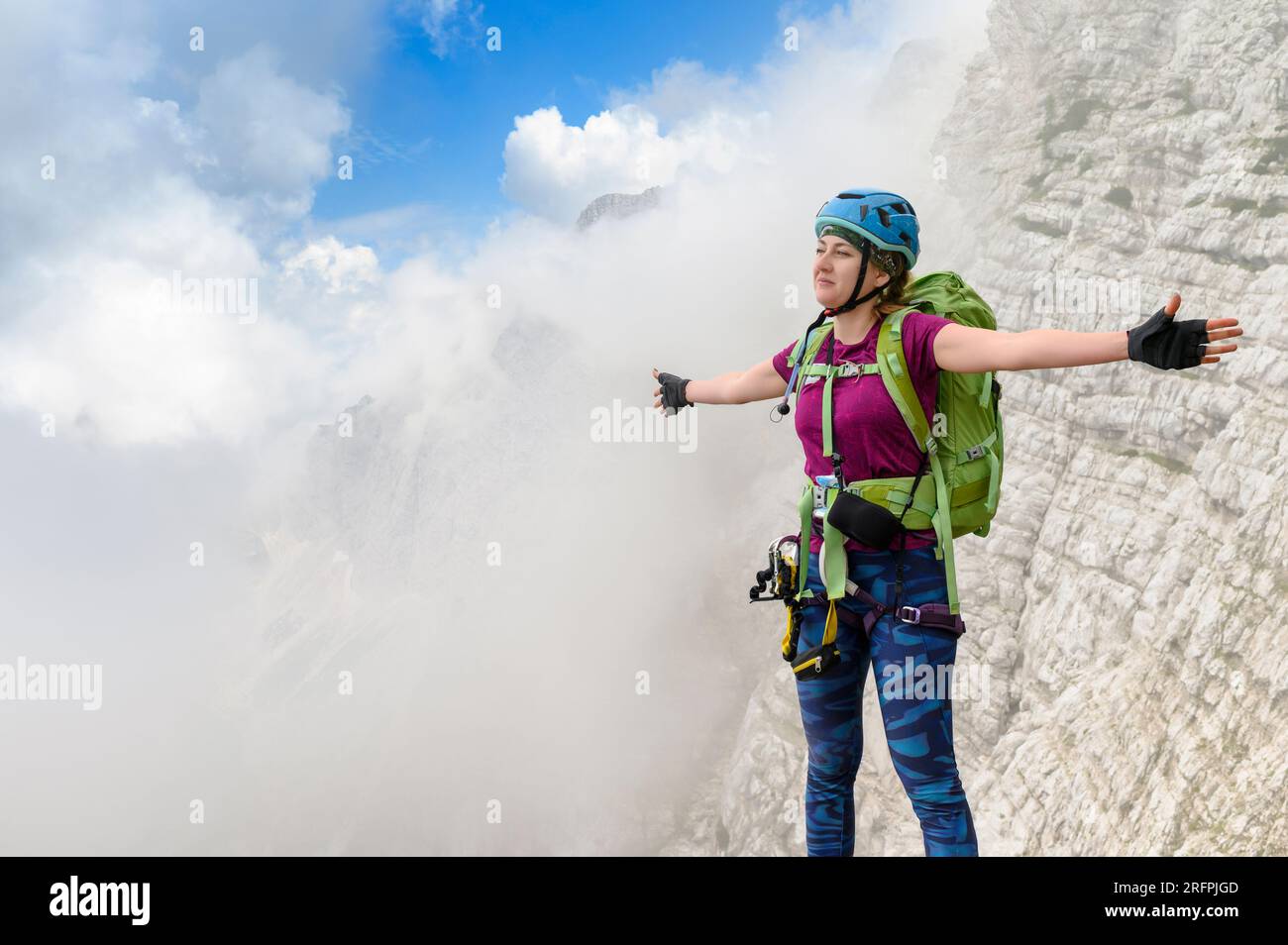 Bergsteigerin Frau genießen eine erstaunliche Aussicht von der Höhe des Triglav, Slowenien, Sommertag Stockfoto