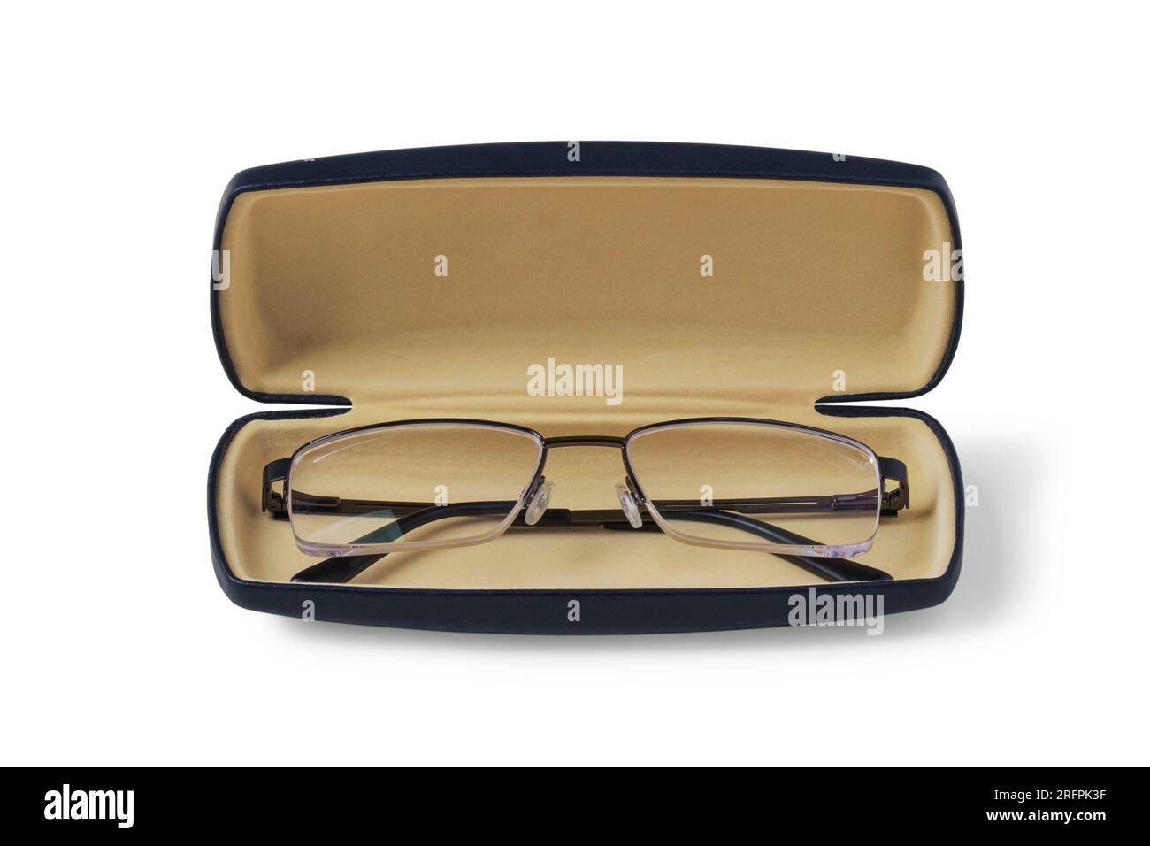 Elegante Männerbrille in einem auf Weiß isolierten Koffer Stockfoto