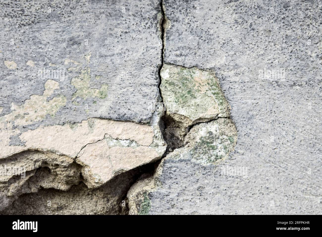 Hintergrund der alten Wand mit zusammengefallenem Putz und Riss. Struktur der schäbigen verwitterten Gebäudeoberfläche. Zerstörte Wand mit heruntergefallenem Gips. Bohrung im Stockfoto Hintergrund der alten Wand mit zusammengefallenem Putz und Riss. Struktur der schäbigen verwitterten Gebäudeoberfläche. Zerstörte Wand mit heruntergefallenem Gips. Bohrung im Stockfoto