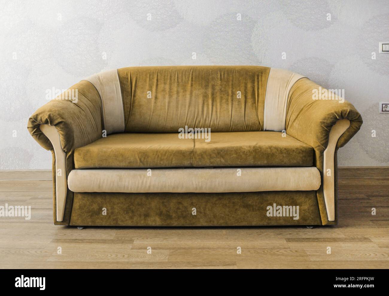 Weiches Sofa im Zimmer gegen die Wand Stockfoto