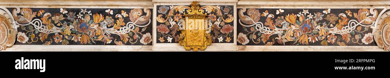 NEAPEL, ITALIEN - 21. APRIL 2023: Tabernakel und Steinmosaik (Pietra Dura) auf dem barocken Altar in der Kirche Chiesa di Sant'Anna dei Lombardi Stockfoto