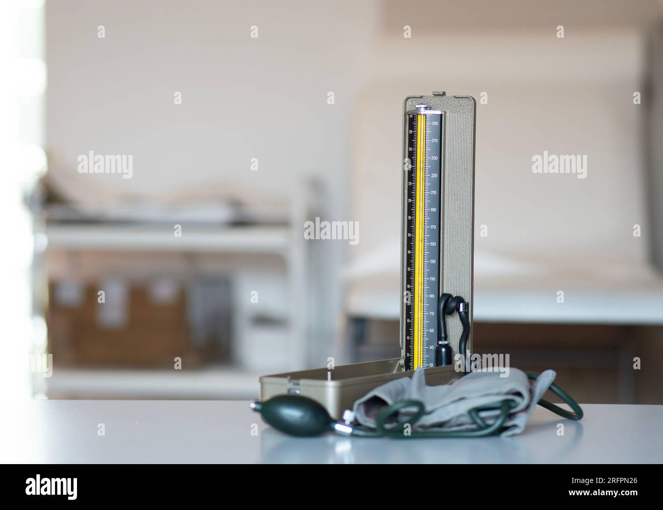 Altes quecksilberhaltiges Sphygmomanometer in der Vergangenheit. Stockfoto