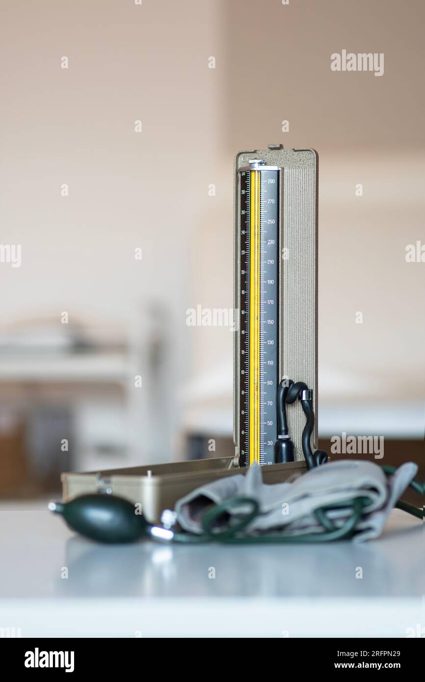 Altes quecksilberhaltiges Sphygmomanometer in der Vergangenheit. Stockfoto