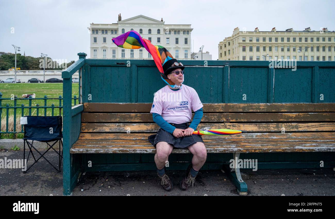 Brighton UK 5. . August 2023 - Frühankömmlinge trotzen Wind und Regen auf der Brighton & Hove Pride Parade , die Teil der größten Pride-Festivalveranstaltungen im Vereinigten Königreich ist . Reveller trotzen dem Wetter, da die Badenden von Storm Antoni heute Teil des Vereinigten Königreichs sind: Credit Simon Dack / Alamy Live News Stockfoto