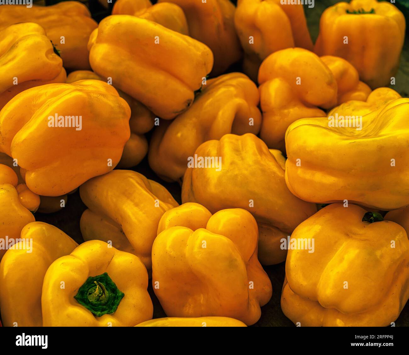 Marktstände mit Gemüse. Ein Haufen gelber Paprika Stockfoto
