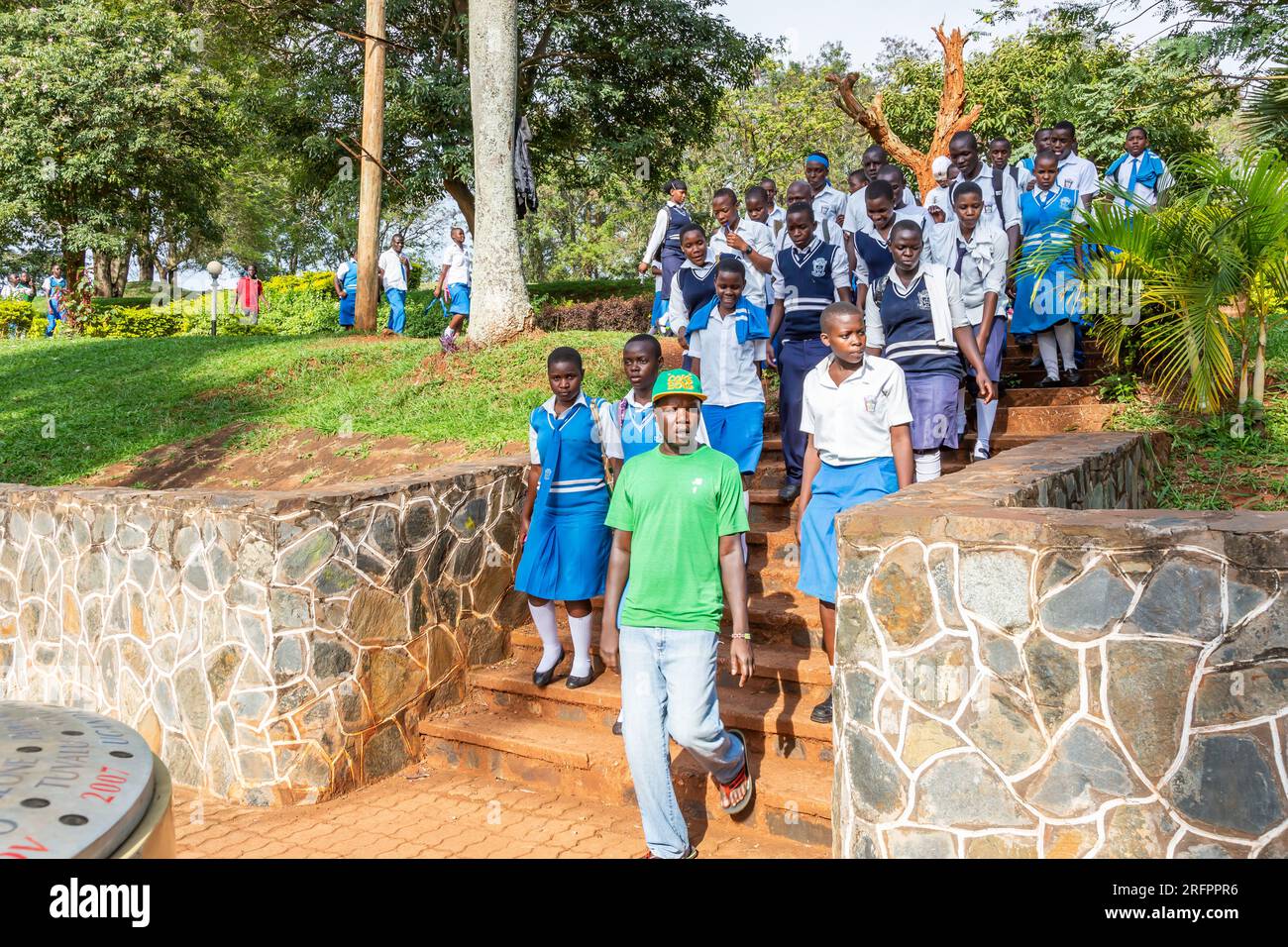 Klasse von Studenten, die den Ort der Quelle des Nils und das Mausoleum von Mahatma Gandhi besuchen. Jinja, Uganda. Stockfoto